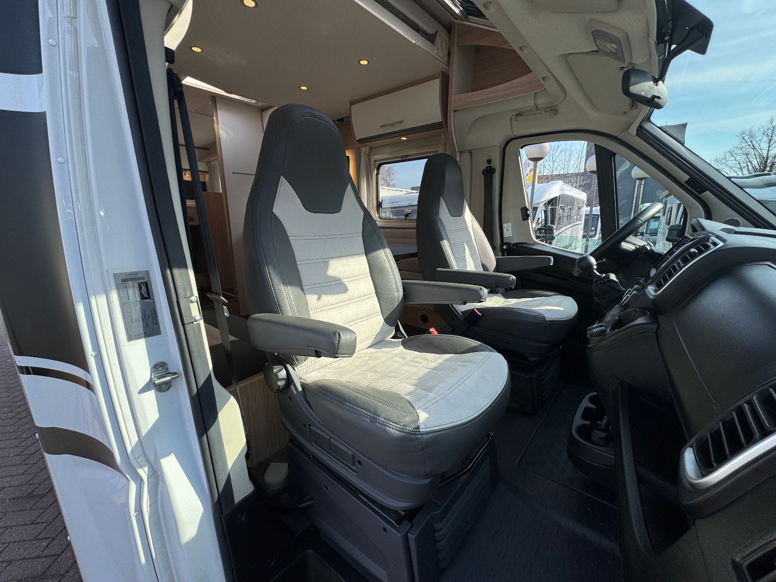 Fahrzeugabbildung Sunlight T 68 ADVENTURE EDITION FIAT LITIHIUM INVERTER 1H