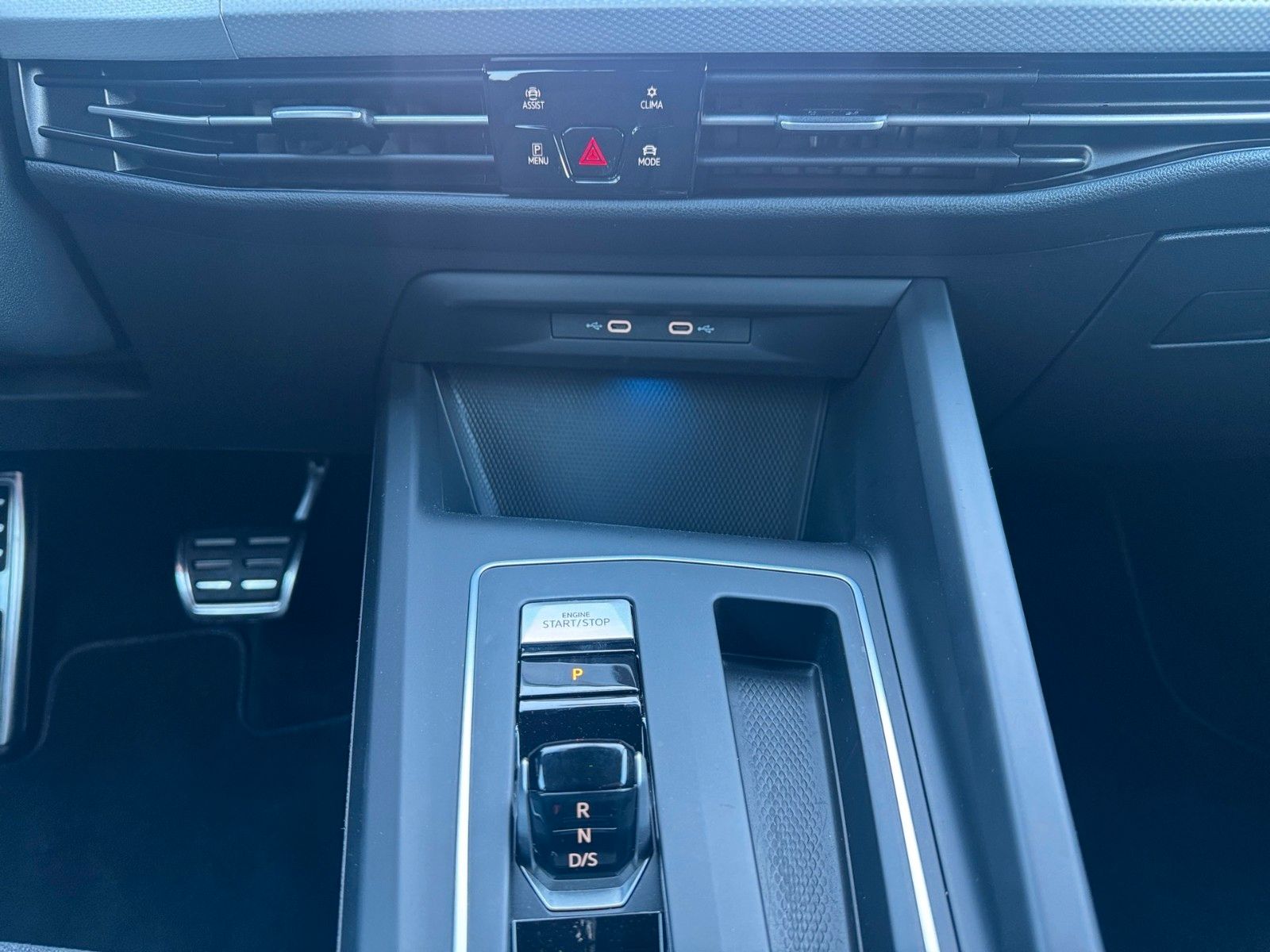 Fahrzeugabbildung Volkswagen Golf VIII Lim. Move 1.5 eTSI