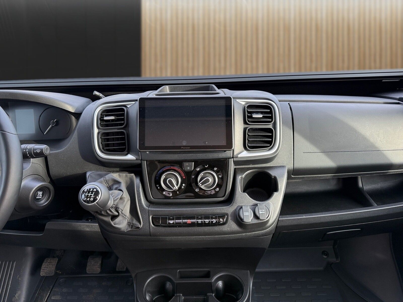 Fahrzeugabbildung Eura Mobil Van V 595 HB Alufelgen, RFK, Captain-Chair-Sitze