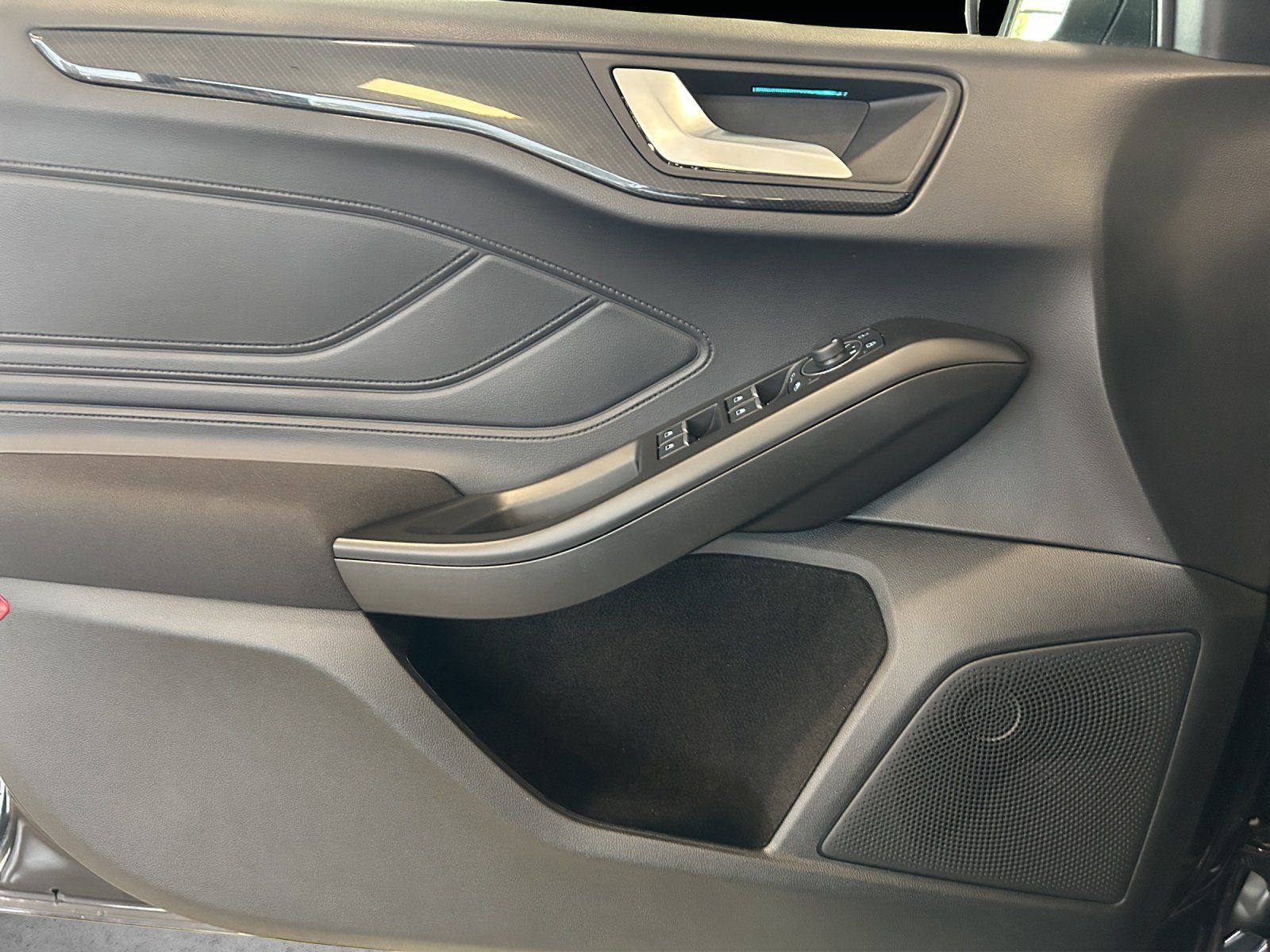 Fahrzeugabbildung Ford Focus 1.0 ST-Line X Aut./LED/ACC/AHK/KAMERA/NAVI