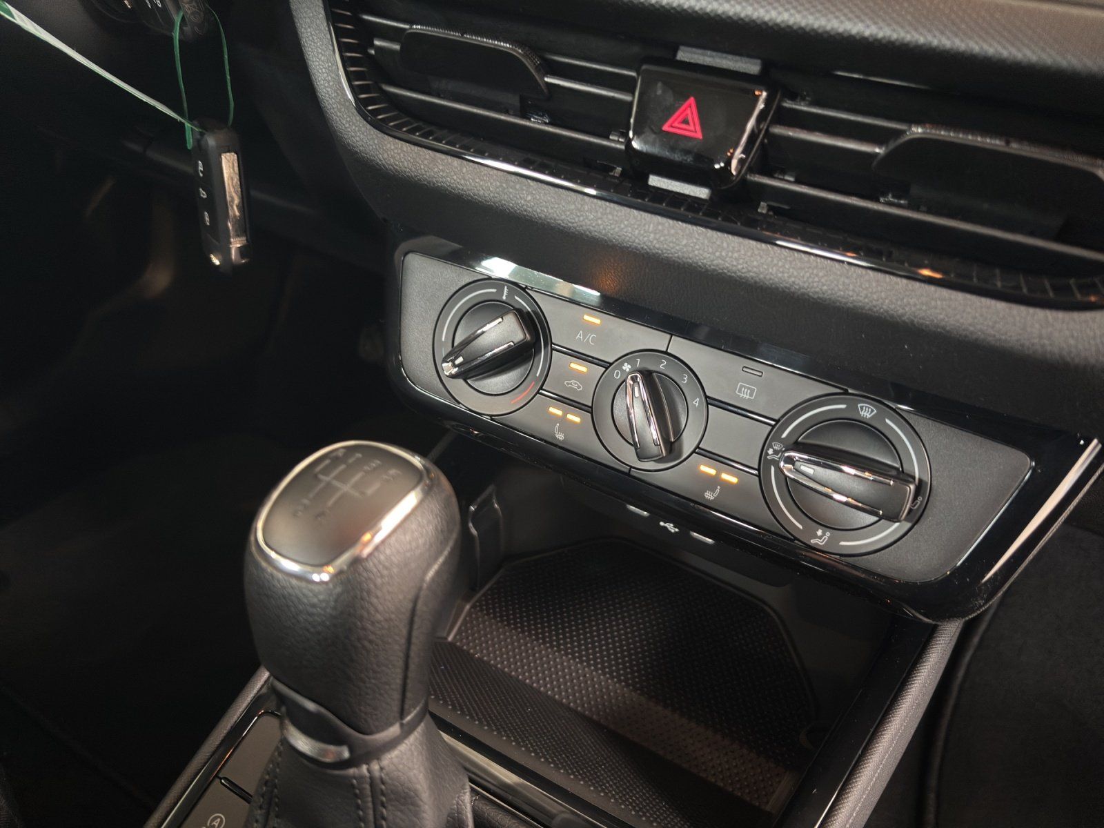 Fahrzeugabbildung SKODA Fabia Essence 1,0 TSI LED+SITZHEIZ+SPURHALTE+PDC