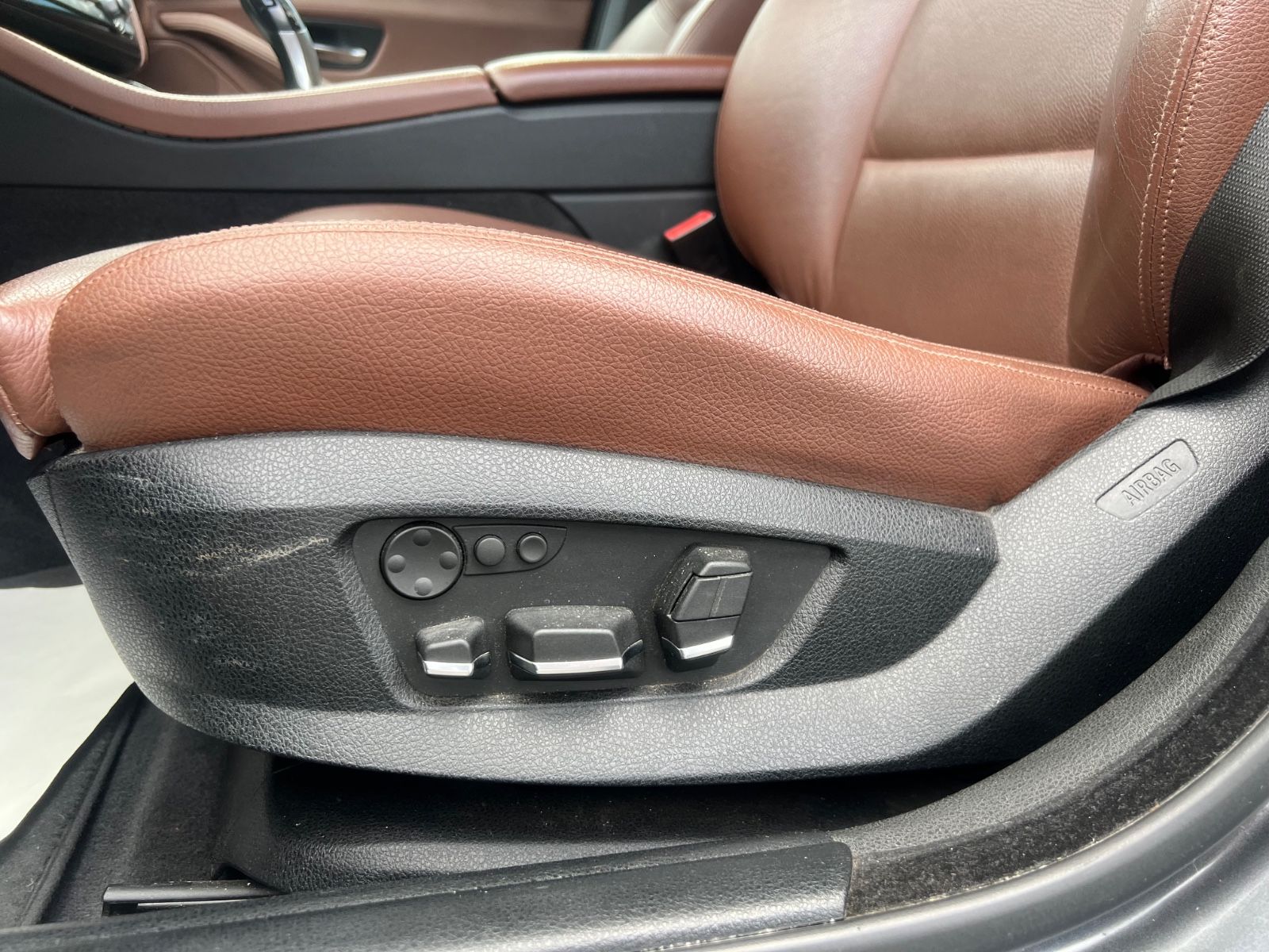 Fahrzeugabbildung BMW 530 d Lim. xDrive *HEAD-UP*LEDER-BRAUN*MEMORY*
