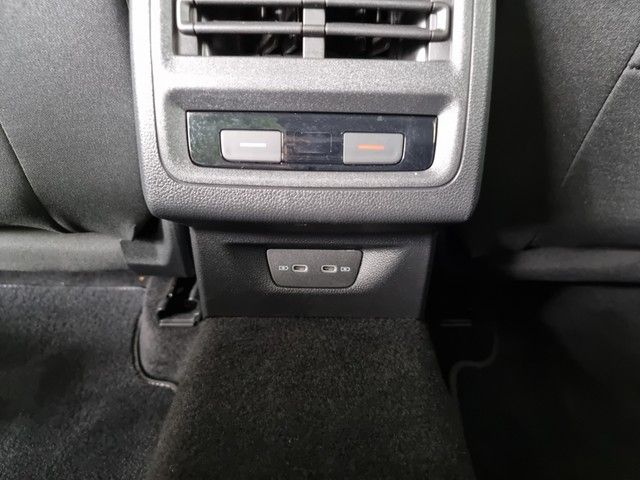 Fahrzeugabbildung Volkswagen Golf VIII Variant TDI DSG LED AHK Navi AID ACC P