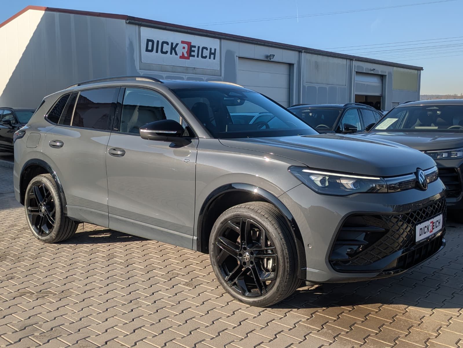 Fahrzeugabbildung Volkswagen Tiguan 2.0 TDI 4M R-Line BLACK*PAN*HK*AHK*MATRIX