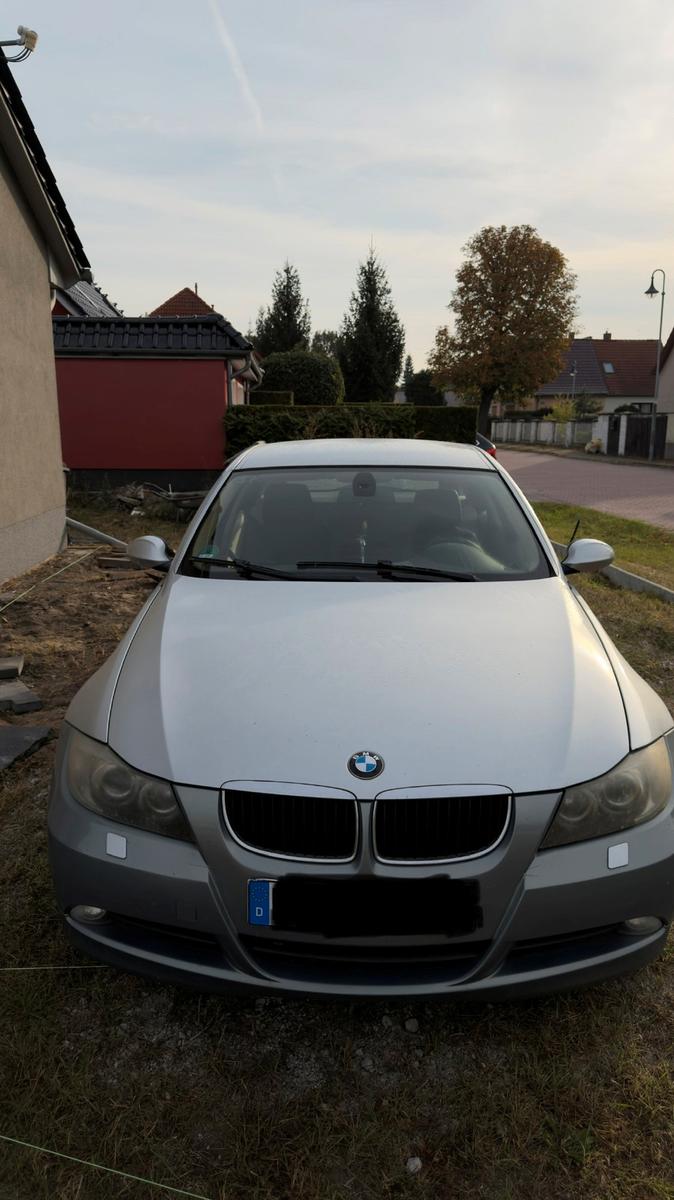 BMW 320 2006 — rear view