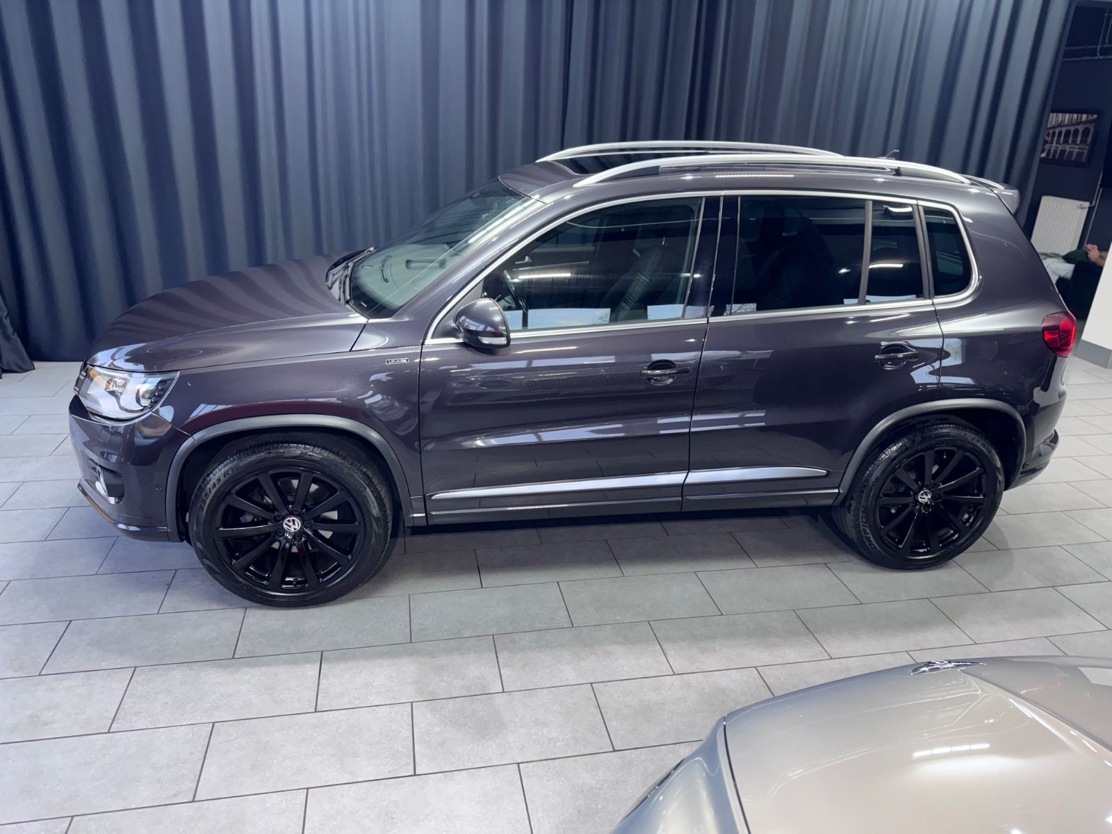 Fahrzeugabbildung Volkswagen Tiguan Lounge Sport&Style 4Motion*R-LINE*PANO*