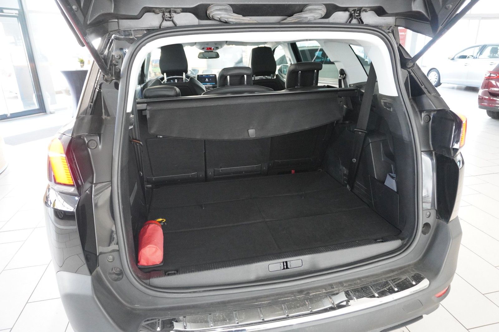 Fahrzeugabbildung Peugeot 5008 1.5D ALLURE NAVI/LED/KAMERA/VIRT/SH/DAB/AHK