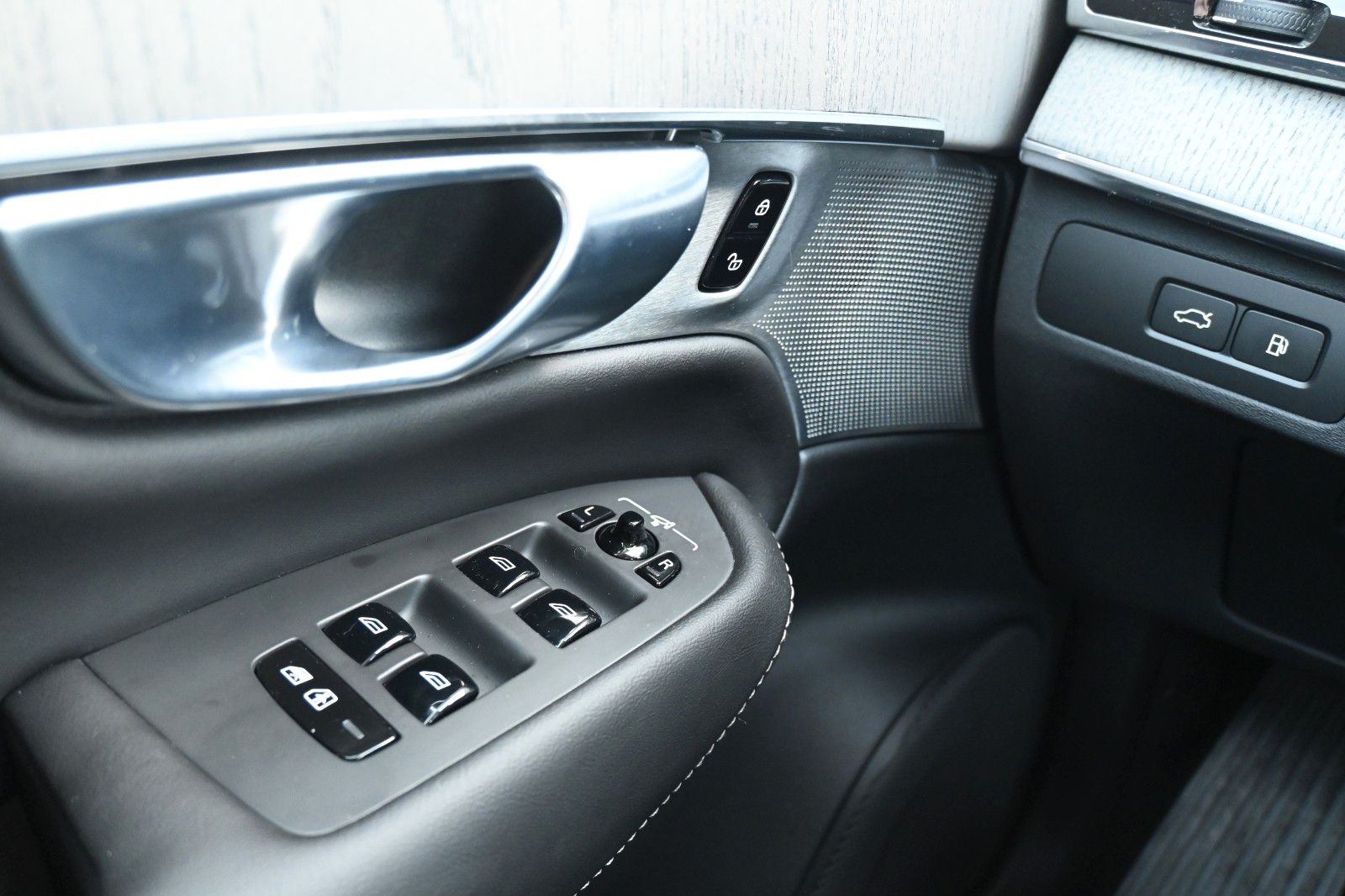 Fahrzeugabbildung Volvo XC90 T8 AWD RC Ultra Dark*LUFT*360°*ACC*AHK