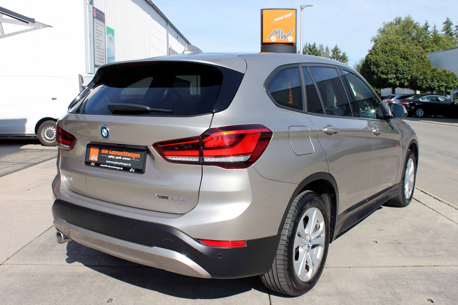 Fahrzeugabbildung BMW X1 xDrive25e Advantage LED KAM ACC SHZ NAV H&K