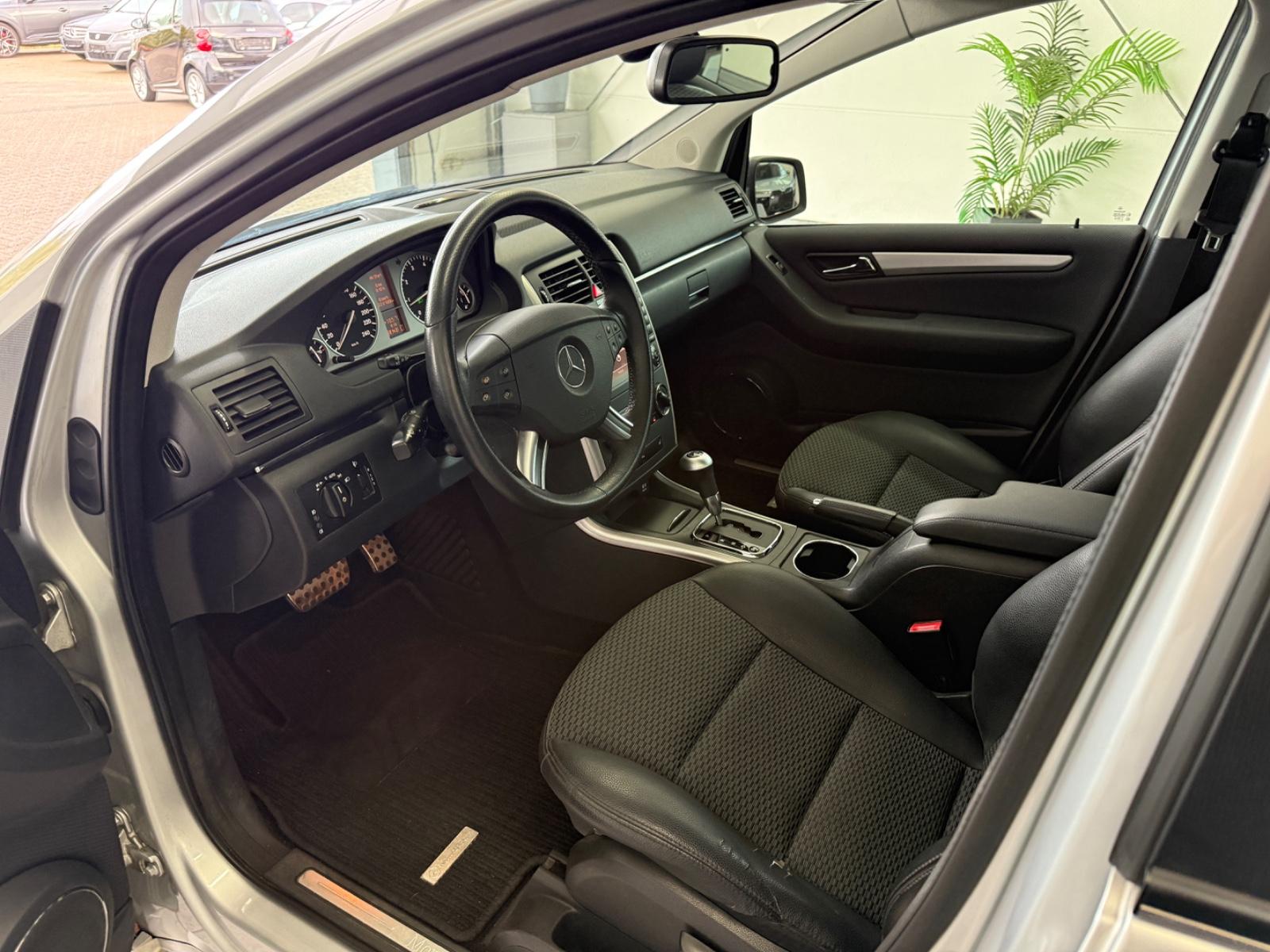Mercedes-Benz B 200*SPORT*AUTOMATIK*SHZ*NAVI*AHK*TEMP*PARK-ASS
