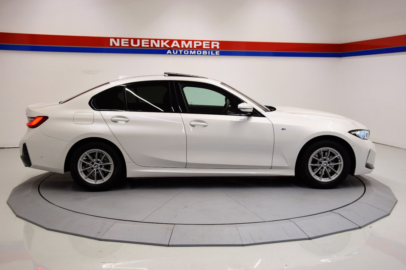 Fahrzeugabbildung BMW 320i M Sport Schiebedach ACC AHK HuD Memory