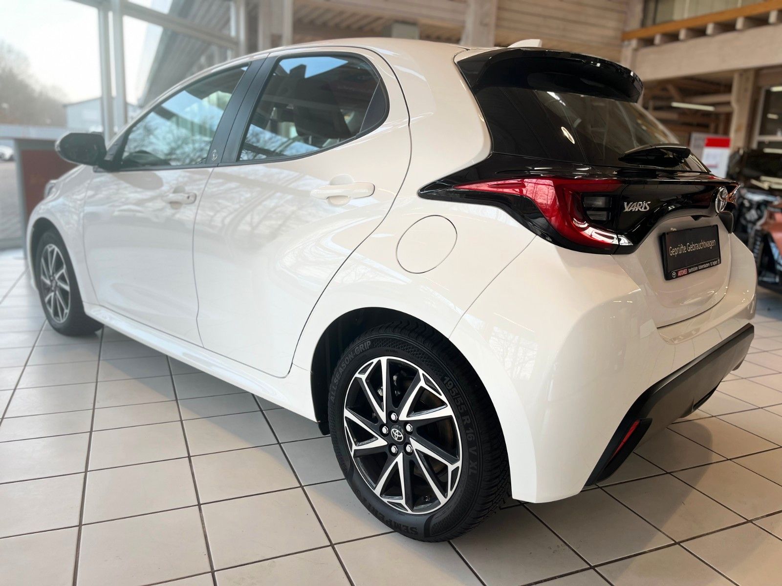 Fahrzeugabbildung Toyota Yaris Hybrid Team Deutschland