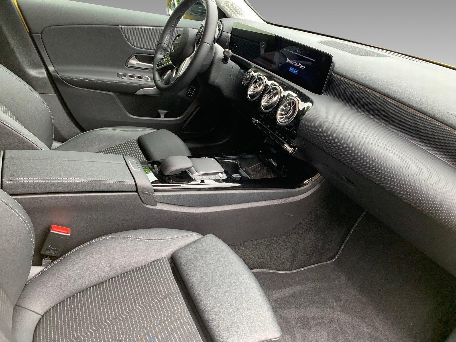 Mercedes-Benz A 250 e Progressive; MBUX High-End; LED Licht