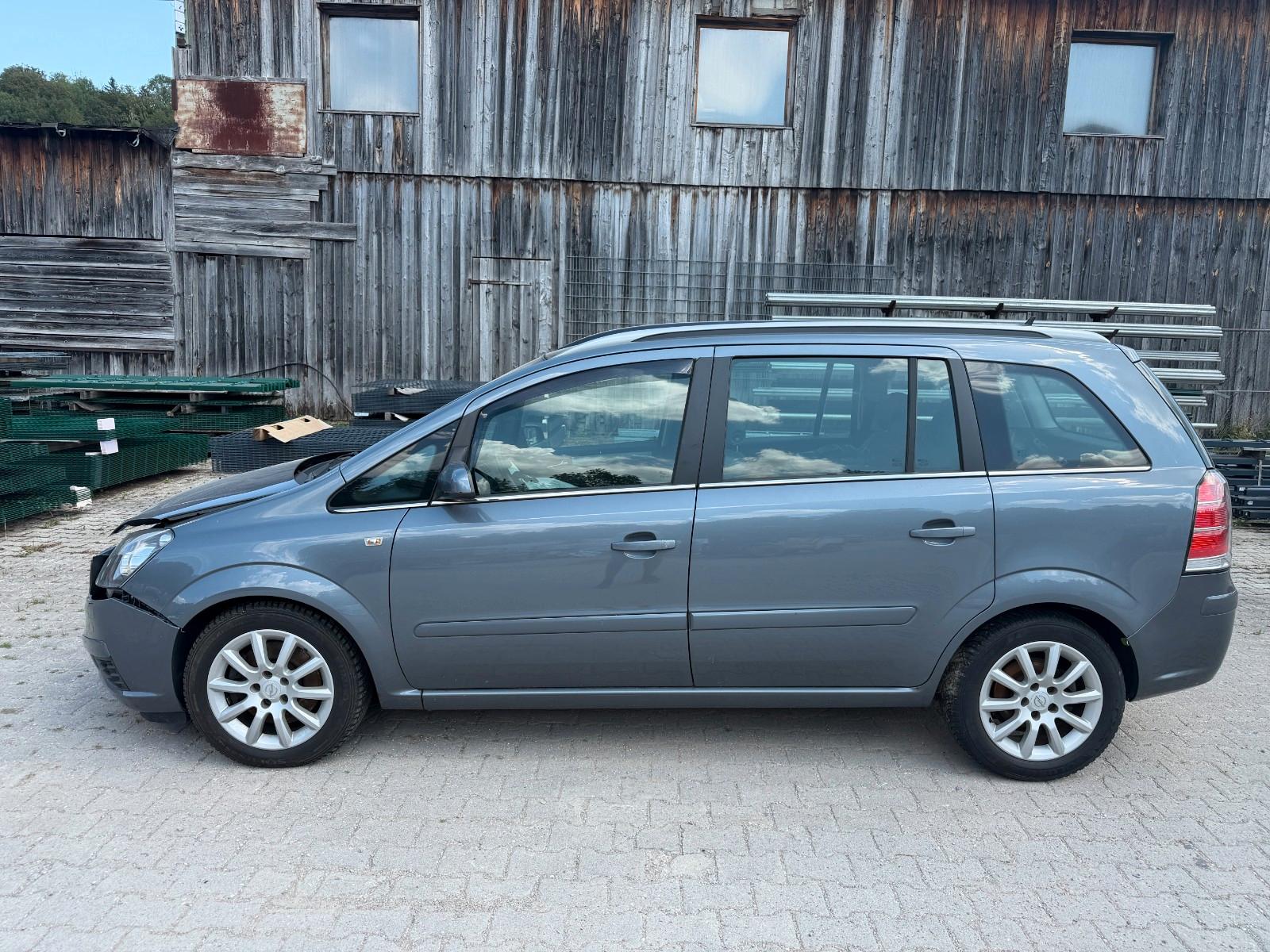 Opel Zafira 2006 — салон