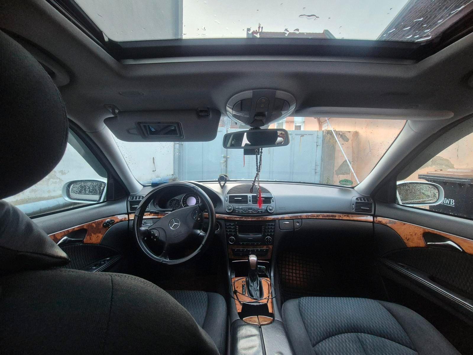 Mercedes-Benz E220 2004 — interior