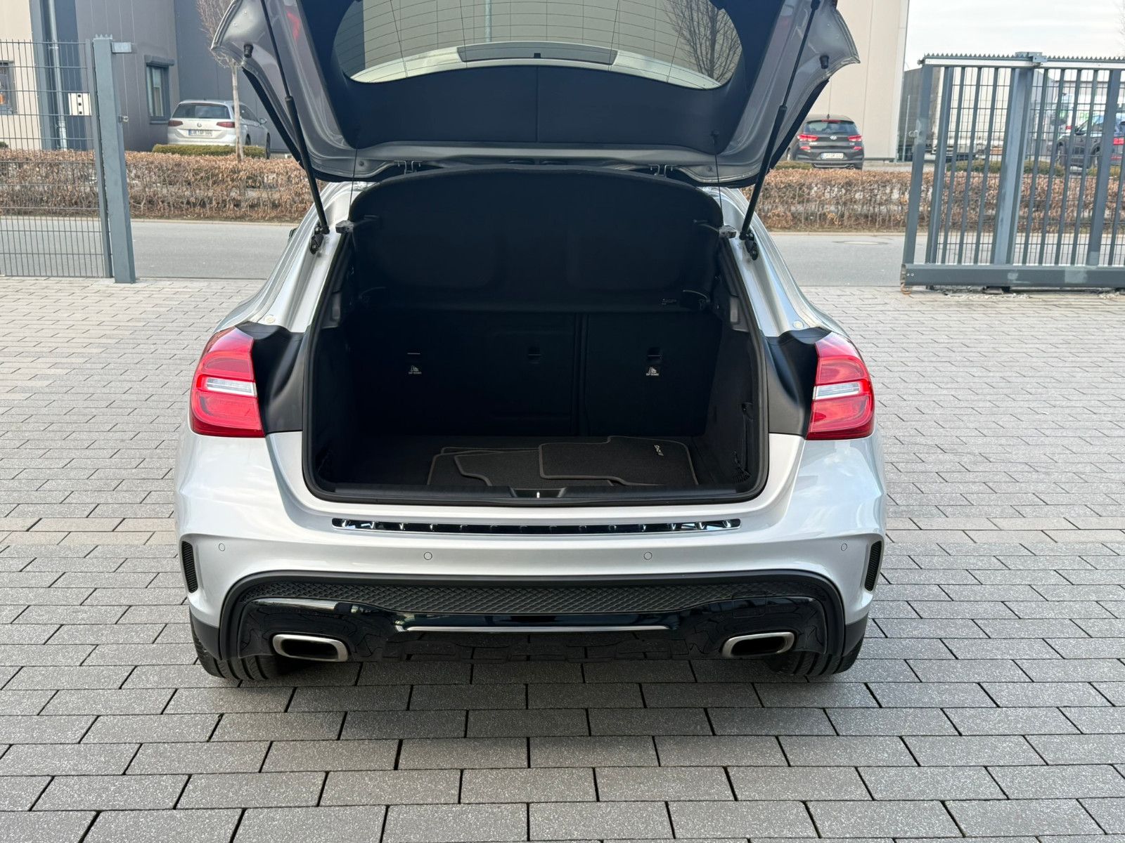Fahrzeugabbildung Mercedes-Benz GLA 200 AMG Line PANO NAVI LEDER PDC WINTERRÄDER