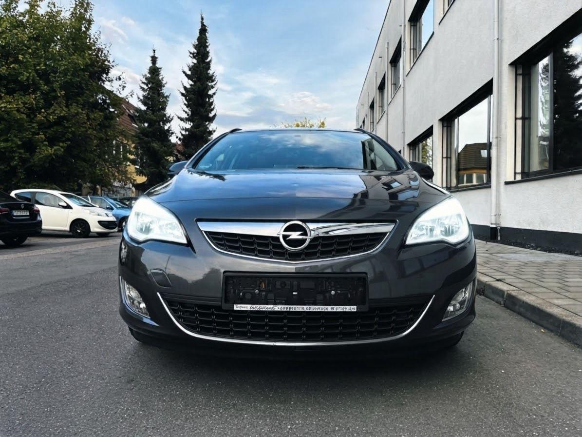 Opel Astra 2011 — rear view