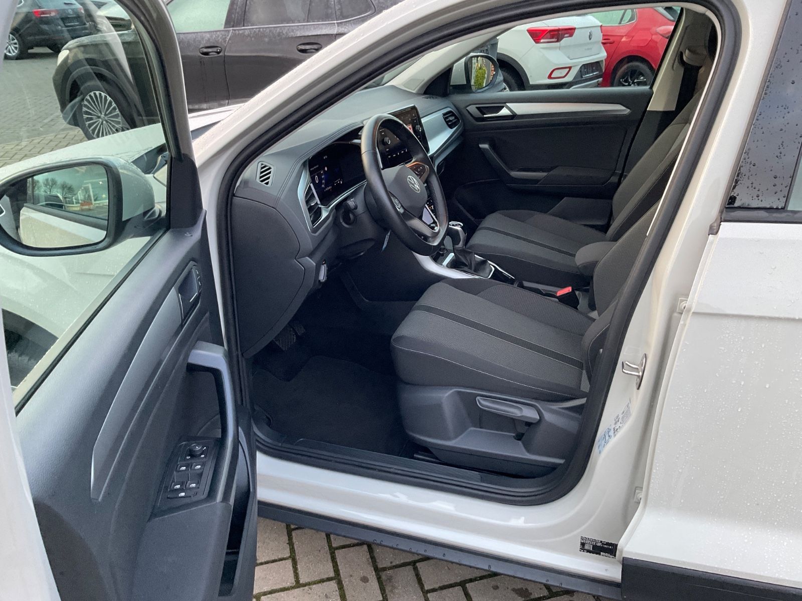 Fahrzeugabbildung Volkswagen T-Roc 1.5 TSI DSG Life,LED,AHK,Navi