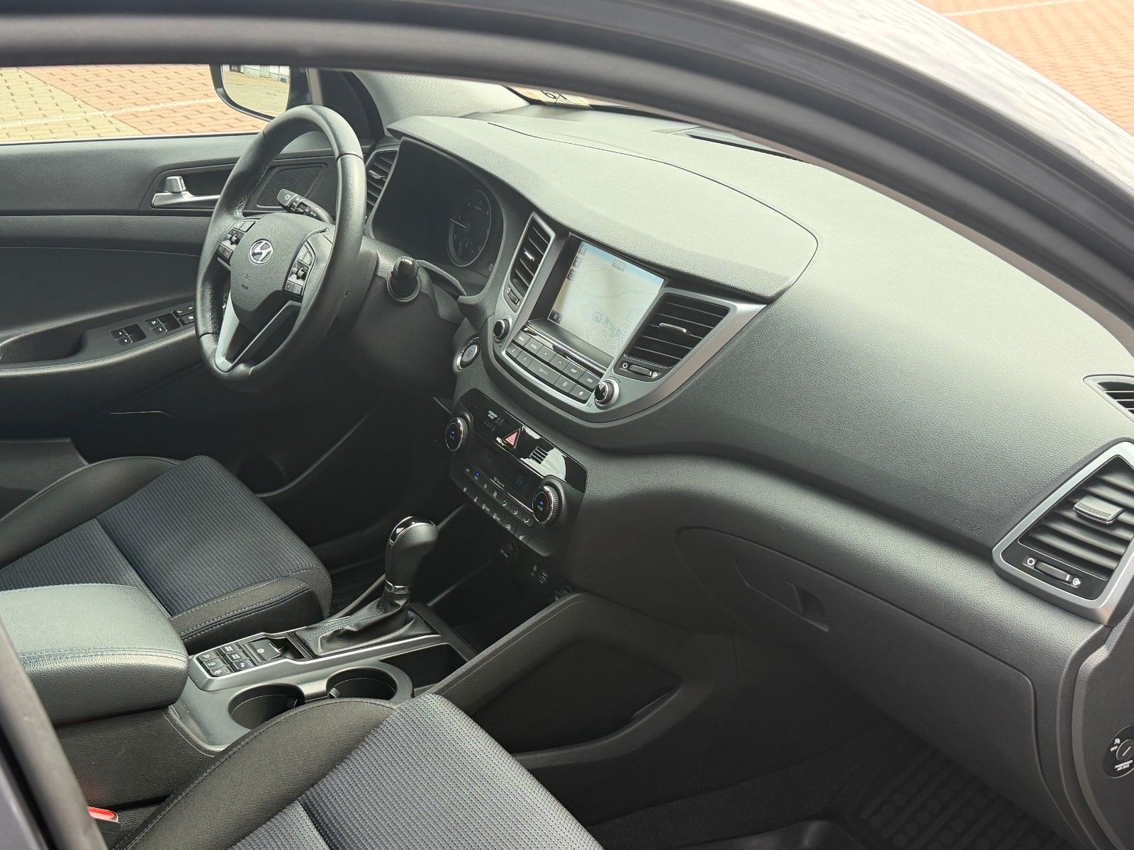 Fahrzeugabbildung Hyundai TUCSON 1.7 CRDi Premium *Totwinkl*8fach*AHK*LED*