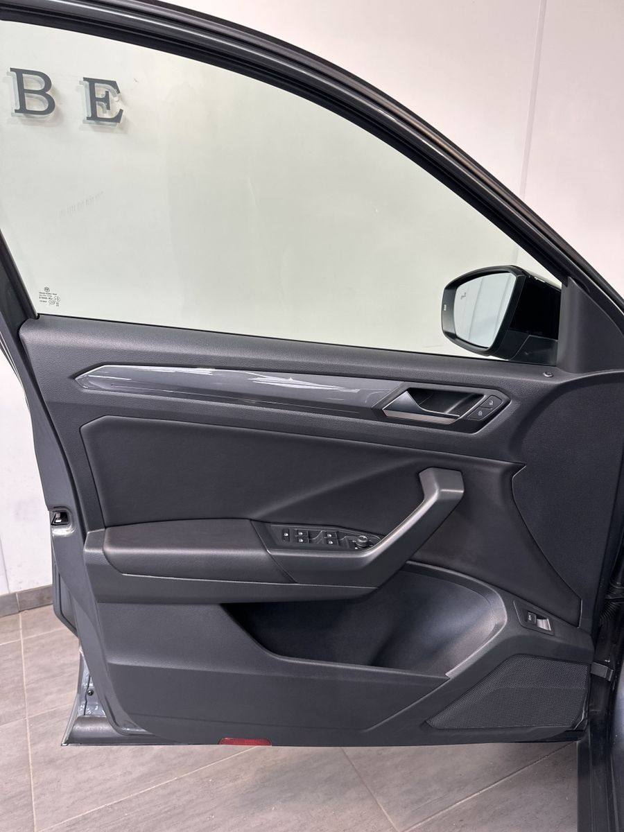 Fahrzeugabbildung Volkswagen T-Roc 1.5 TSI DSG R-Line NAV+LED+ACC+KAMERA+PANO