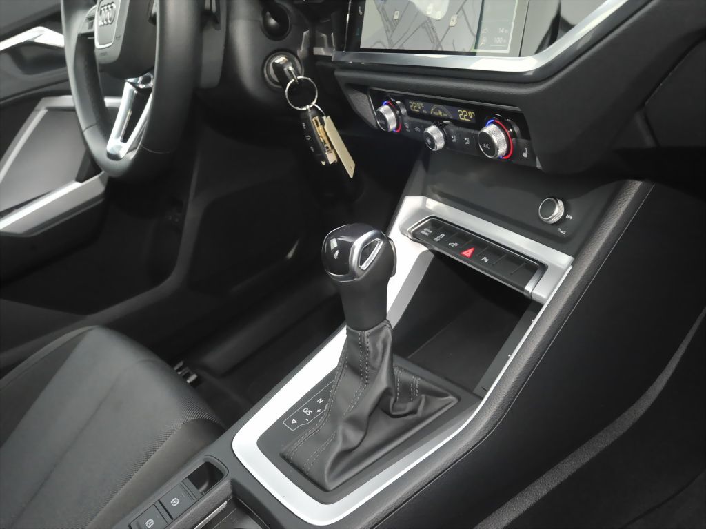 Audi Q3 45 TFSI e S tronic Navi PDC Sitzhzg. Tempomat foto 7
