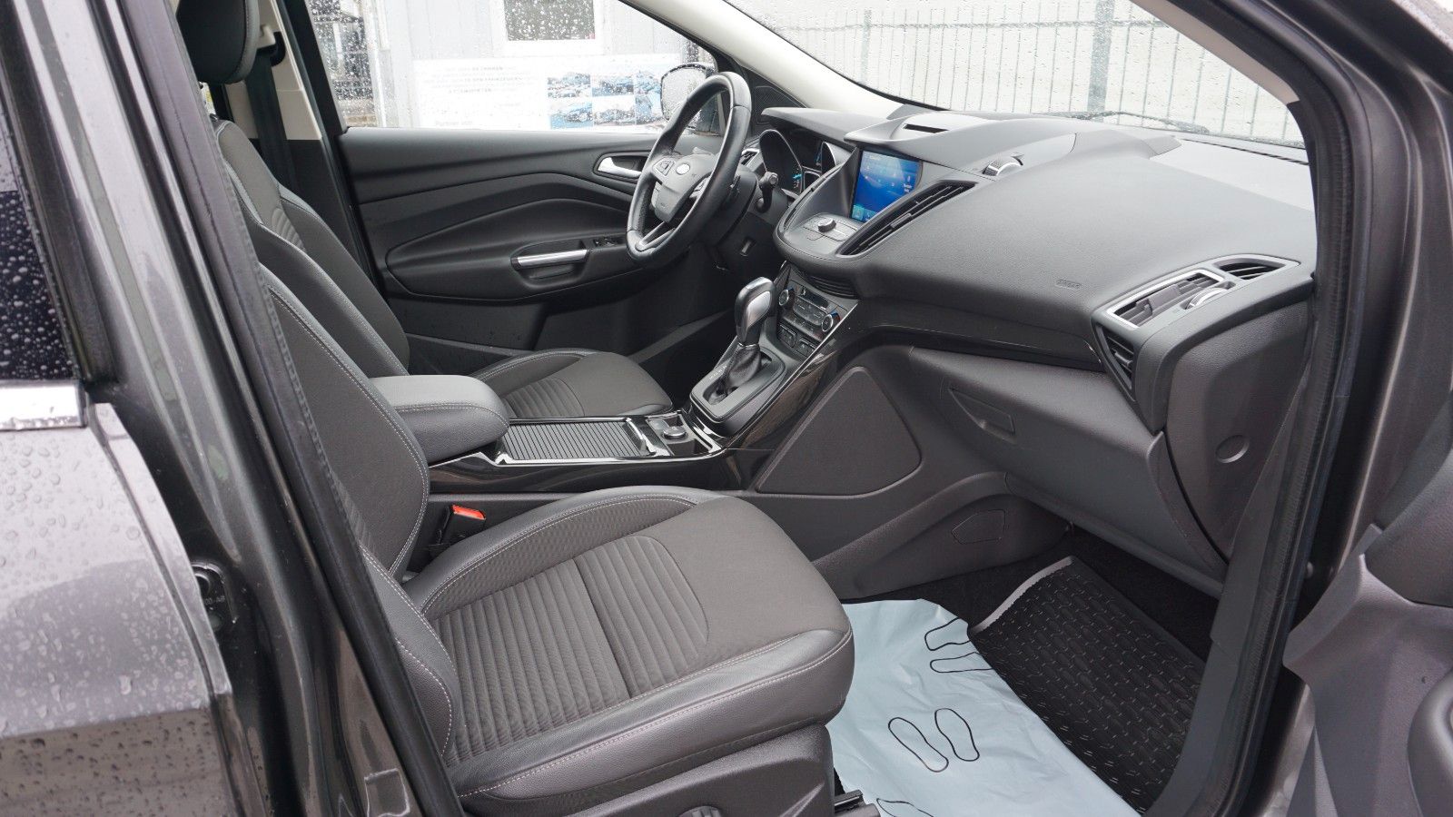 Fahrzeugabbildung Ford Kuga Titanium, Navi, Allrad, PDC, LED