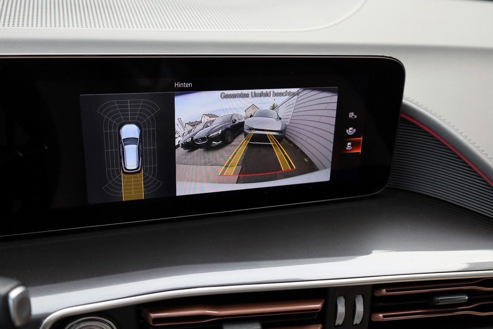 Fahrzeugabbildung Mercedes-Benz EQC 400 4M Leder,Navi,Multibeam LED,Park Paket