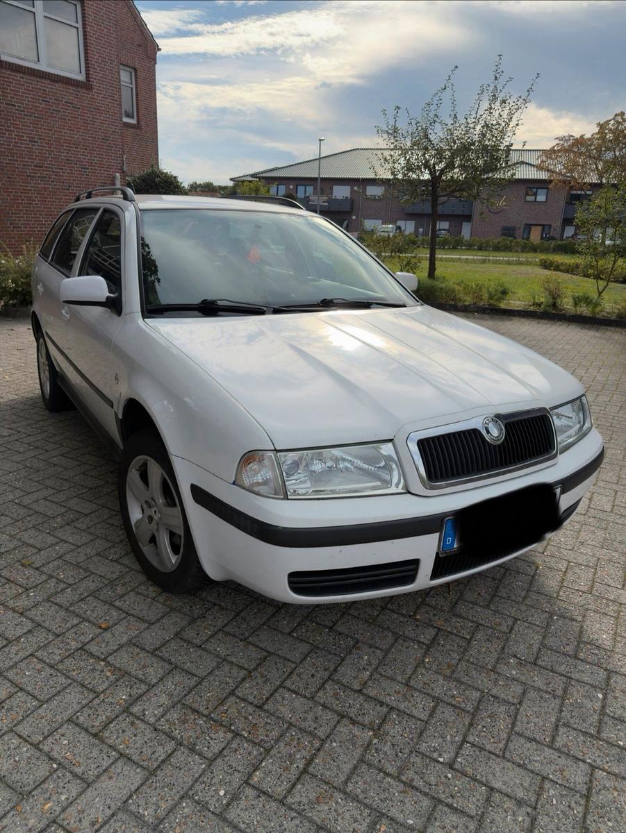 Skoda Octavia 2005 — rear view