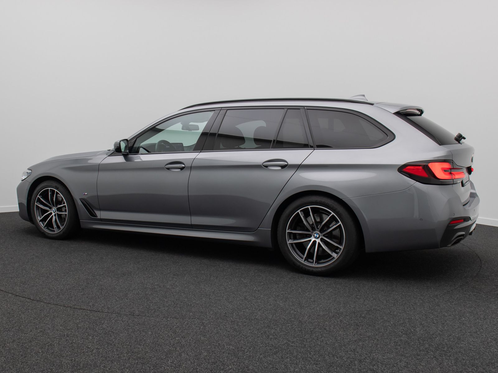 Fahrzeugabbildung BMW 530d xD M Sport Kamera HUD DAB H/K AHK ACC Alarm