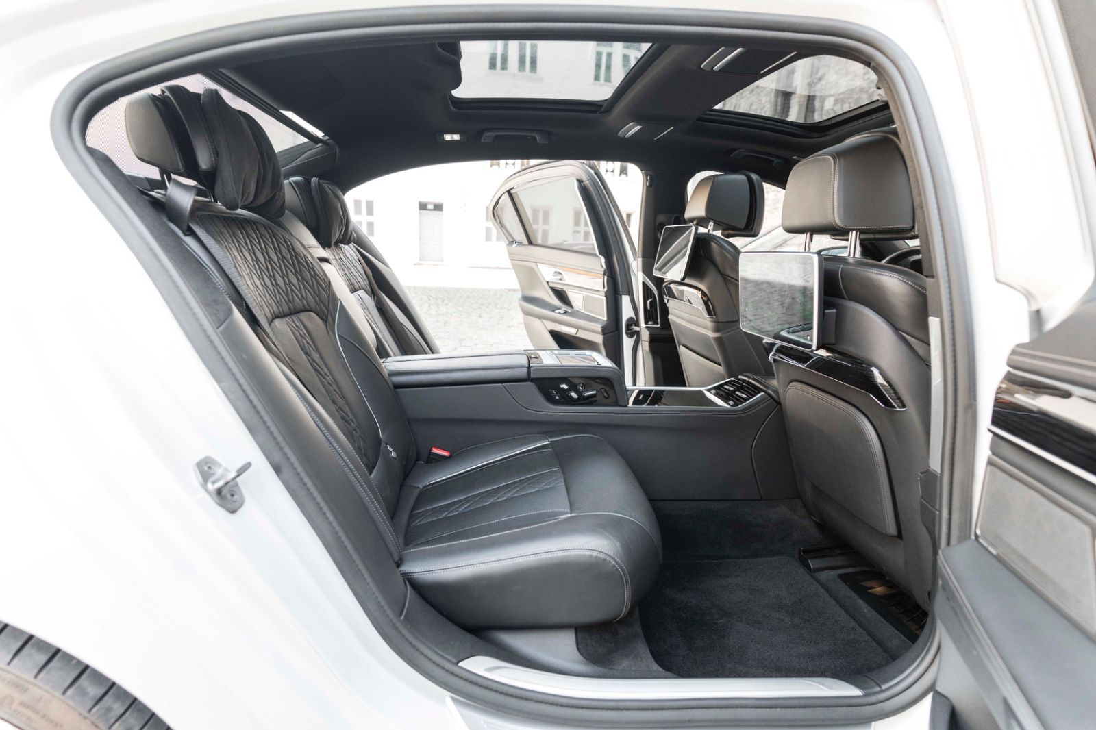 Fahrzeugabbildung BMW 750Li xDrive M SKY LUX LOUNGE HUD H&K TV ACC 360