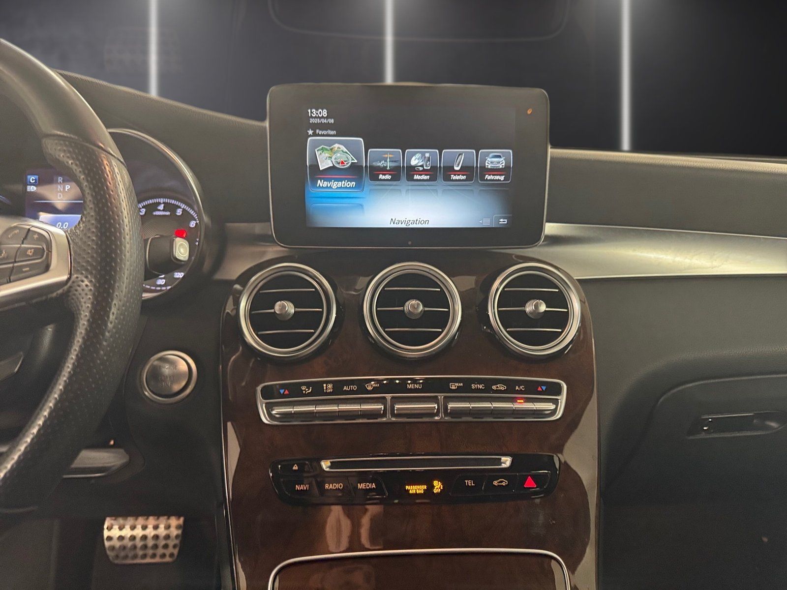 Fahrzeugabbildung Mercedes-Benz GLC 250 4M AMG*Distronic*LED*Comand*AHK*360*Totw