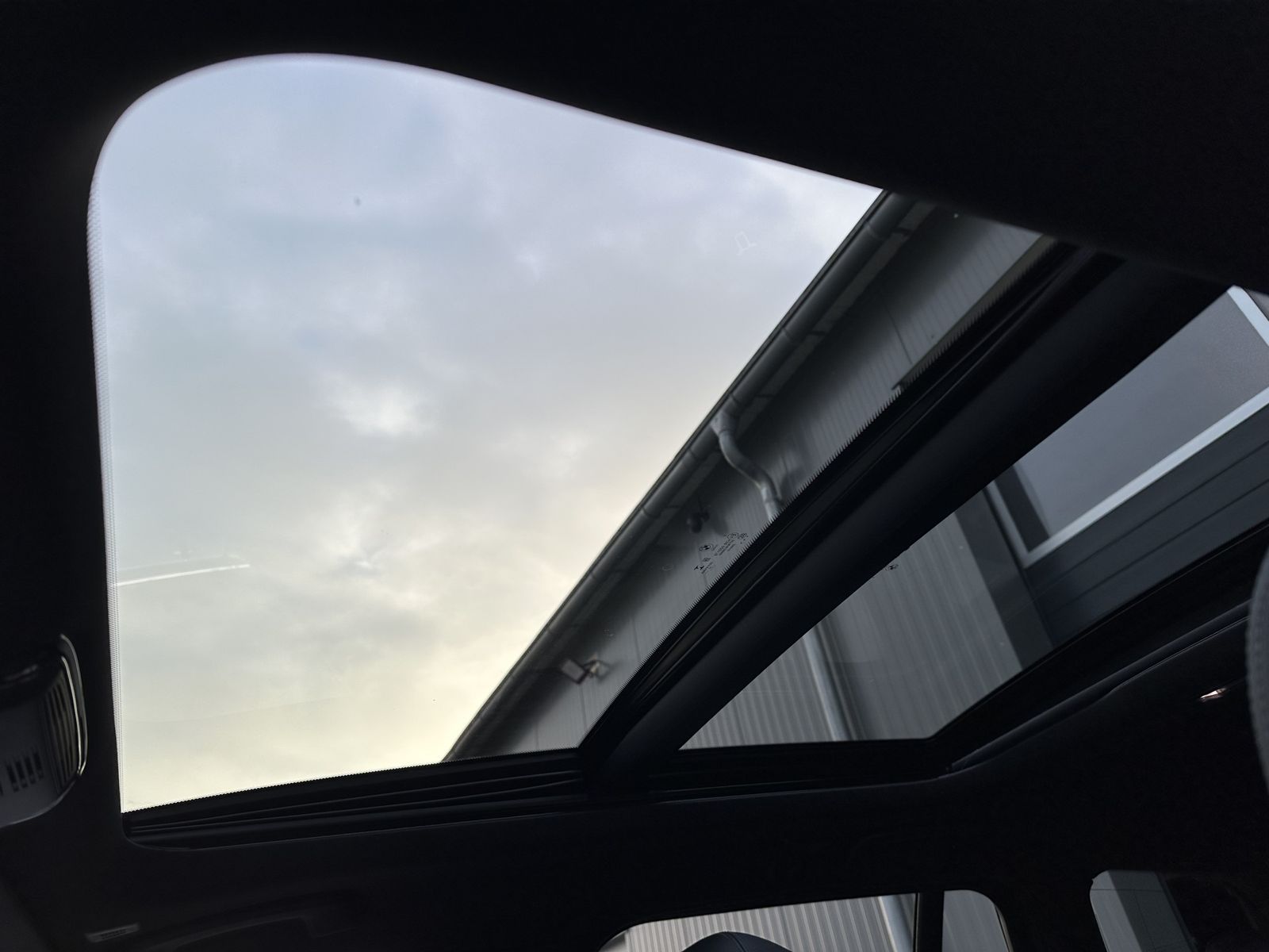 Fahrzeugabbildung BMW 320d Touring xDrive M-Sport NAV+LASER+H&K+PANORA