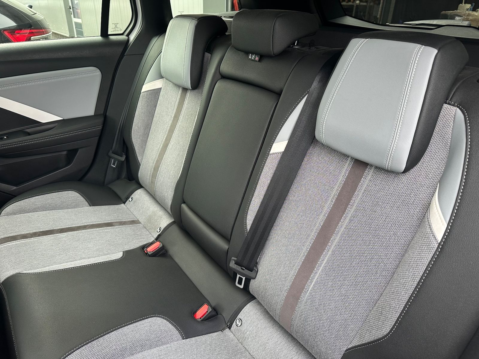 Fahrzeugabbildung Opel Astra Sports Tourer 1.5 D Business Elegance NAV
