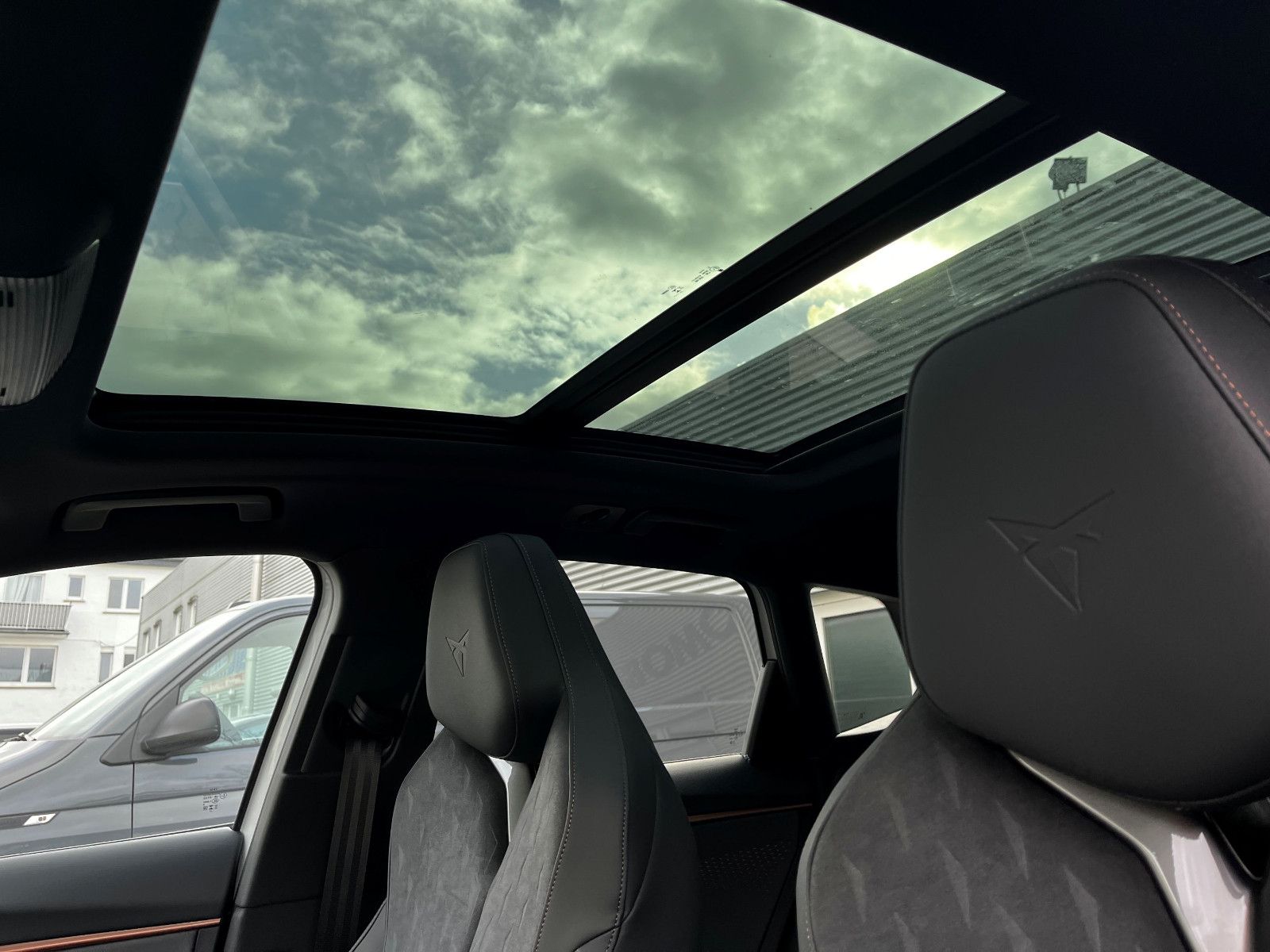 Fahrzeugabbildung CUPRA Terramar 2.0 TSI 4Drive VZ AHK PANO 20" SENN HUP