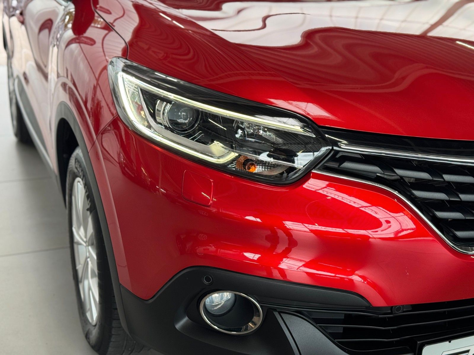 Fahrzeugabbildung Renault Kadjar 1.3 TCe 140 Limited "AHK Kamera DeLuxe"