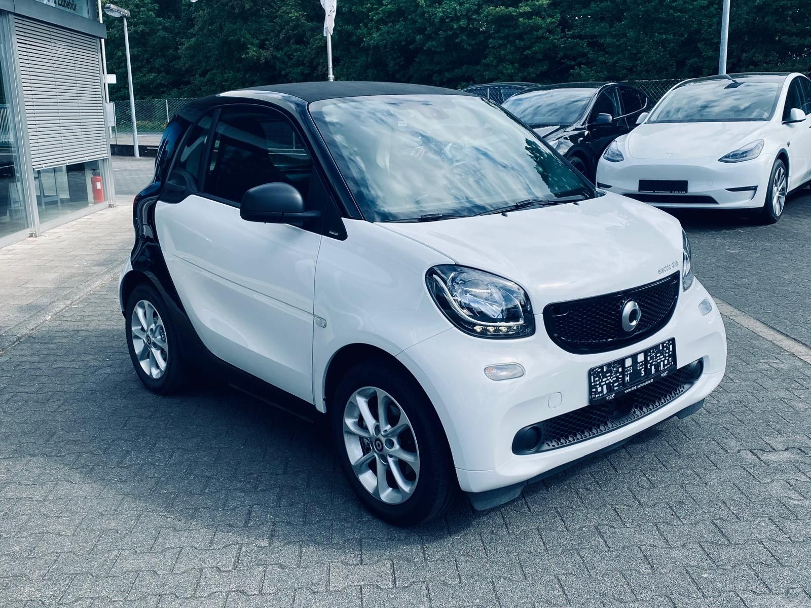 Fahrzeugabbildung Smart ForTwo electric drive 60KW GEPFLEGT+TEMP+MFL+LM