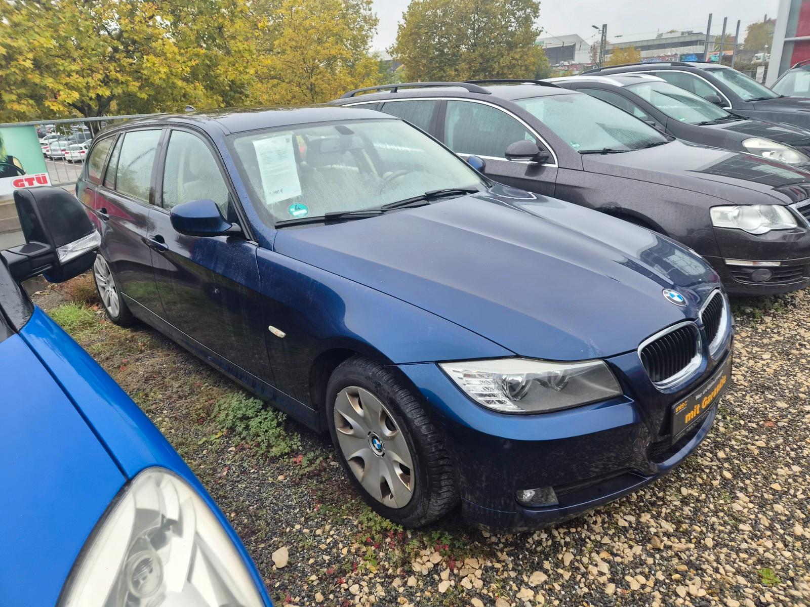 BMW 318 2011 — interior