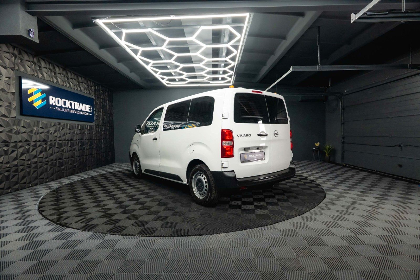 Fahrzeugabbildung Opel Vivaro Kombi S | 9 Sitze | Klima | DAB | TÜV NEU