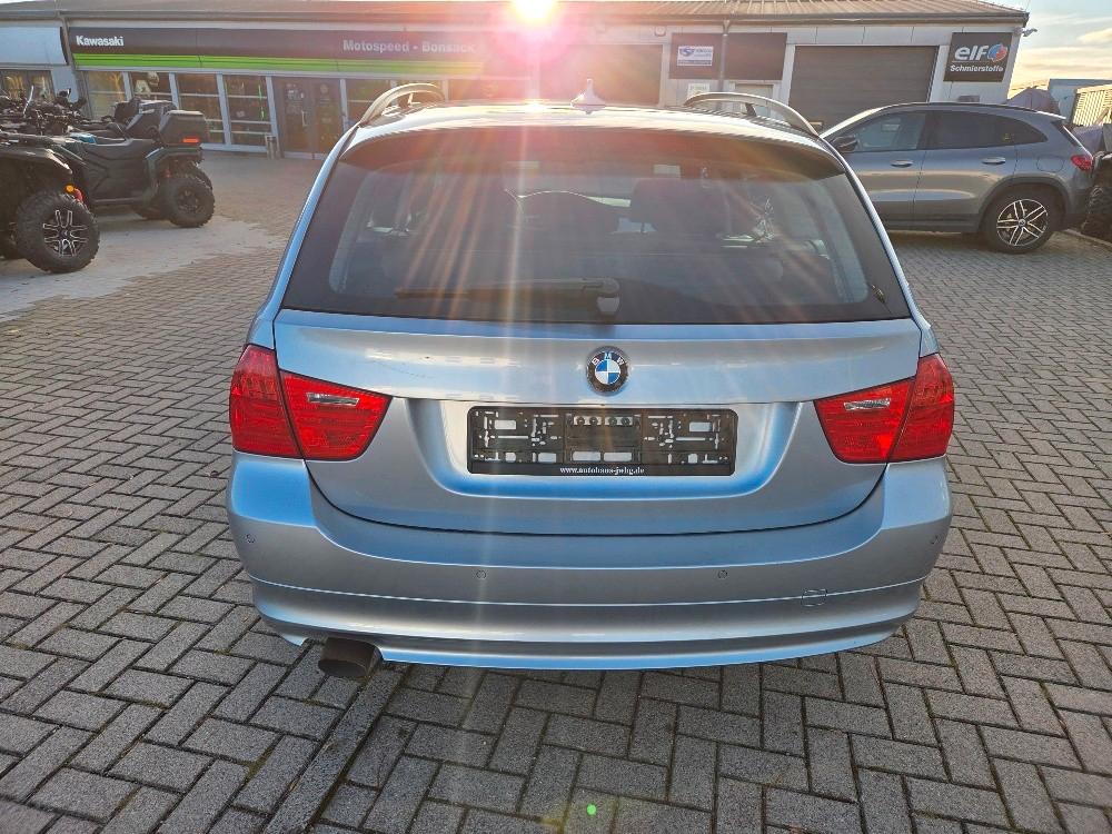 BMW 318 2009 — interior