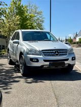 Mercedes-Benz ML 500 - - Mercedes-Benz ML 500 aus 2006