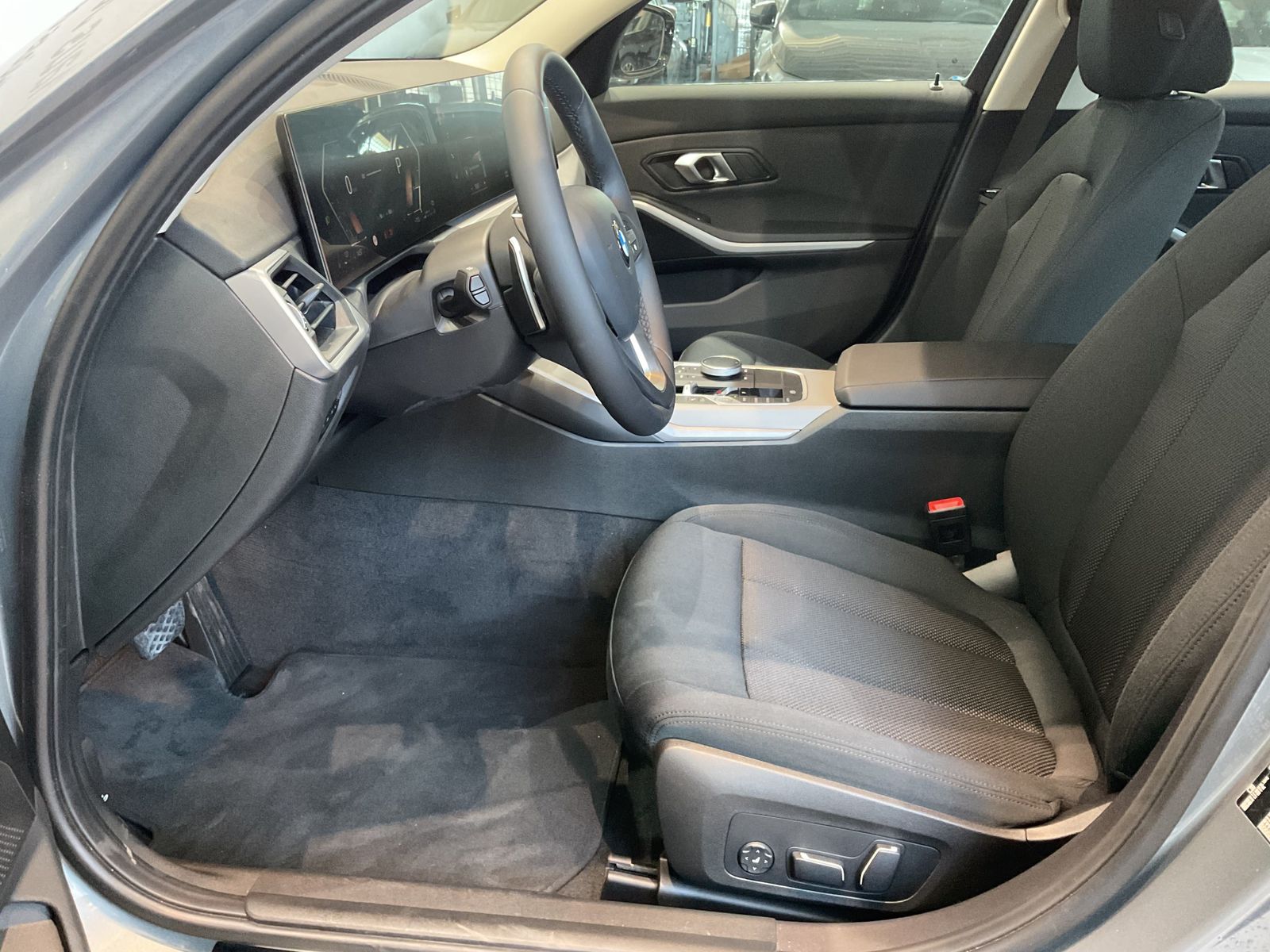 Fahrzeugabbildung BMW 318i DAB Komfortzg. AHK Shz