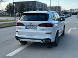 BMW X5 45e- M-Sportpkt., Carbondesign, Anhängerk, - BMW X5 mit Hybrid-Antrieb: Weiß