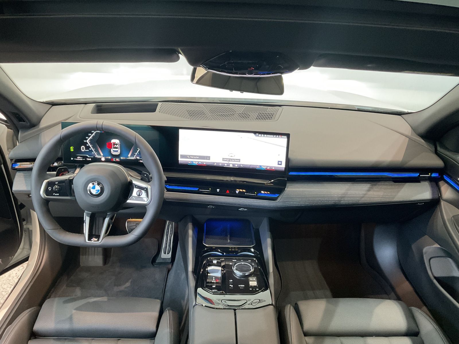 Fahrzeugabbildung BMW 520d xDrive M Sportpaket pro, Panorama-Glasdach,