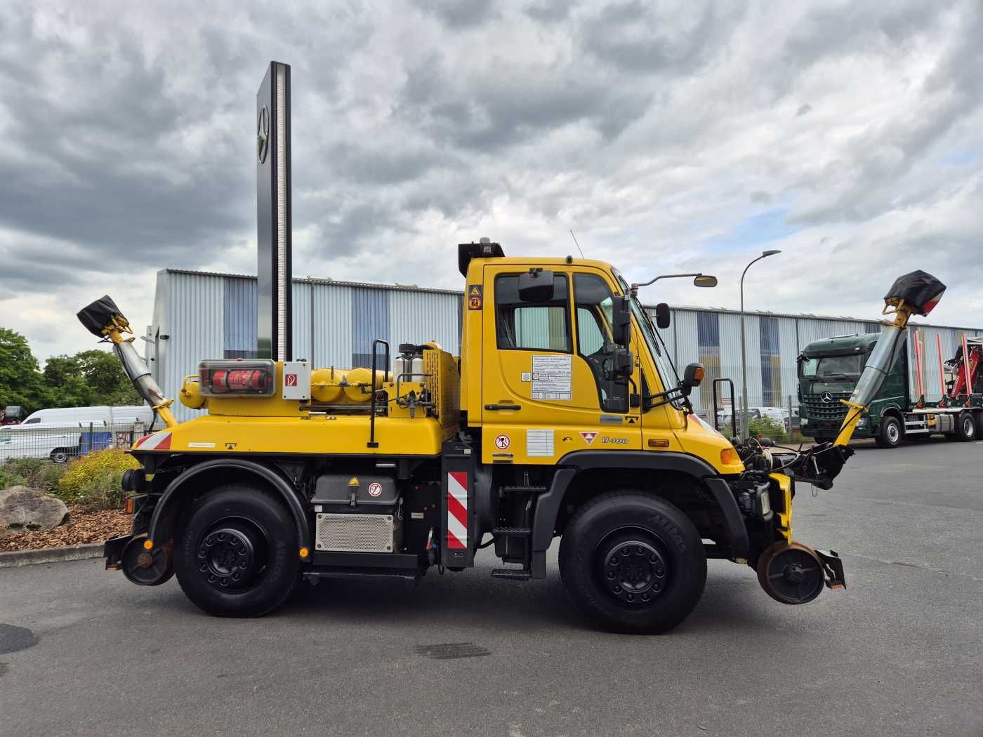 Fahrzeugabbildung Mercedes-Benz Unimog U400 4x4 Zweiwege ZAGRO 800t/52 Achsen