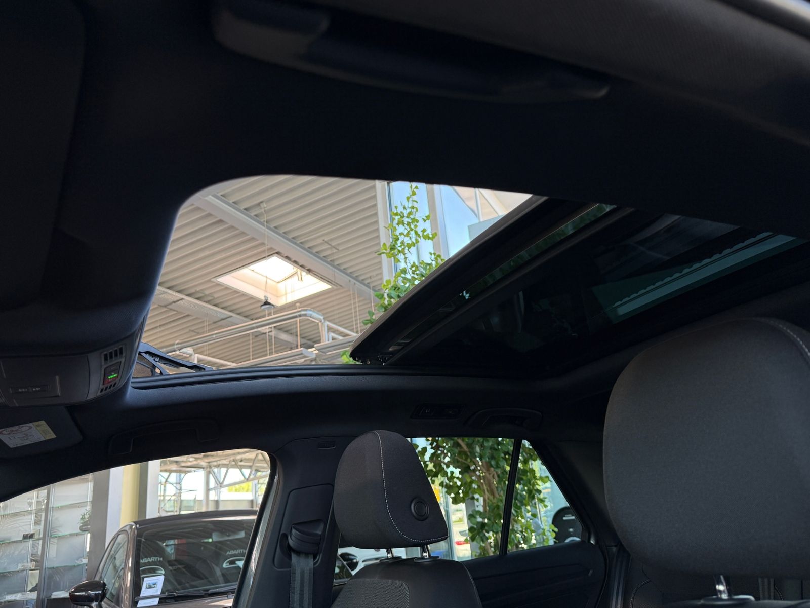Fahrzeugabbildung Volkswagen T-Roc R-Line 1.5 l TSI  PANO ACC LED NAVI