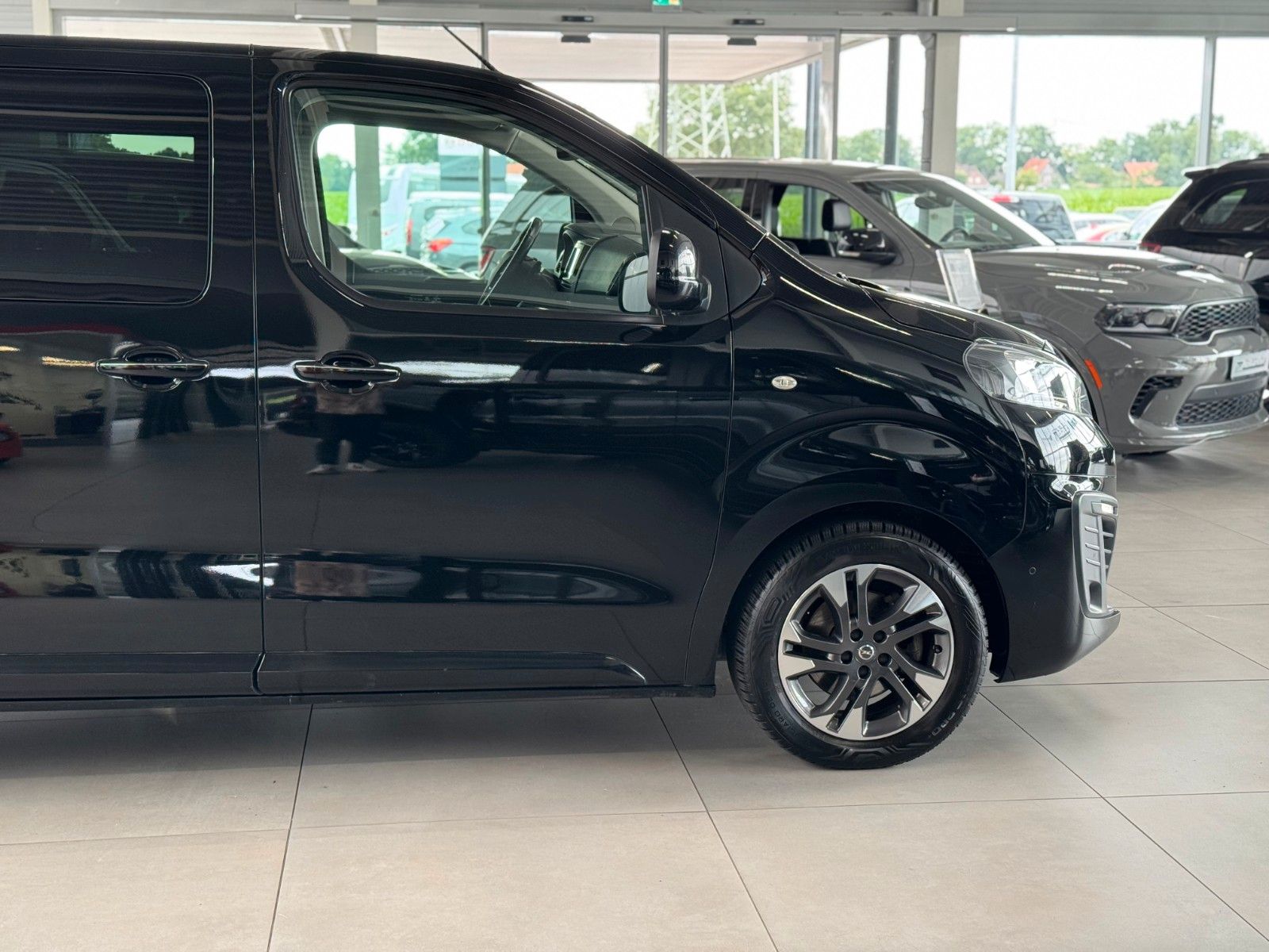 Fahrzeugabbildung Opel Vivaro 2.0 CDTI Automatik Zafira Life "AHK PANO"