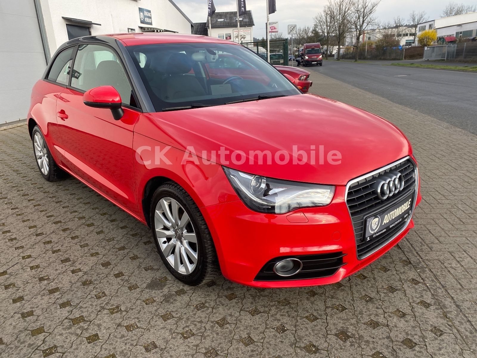 Fahrzeugabbildung Audi A1 Attraction 1.6 TDI DSG/Klima/Bi-Xenon/SHZ/PDC