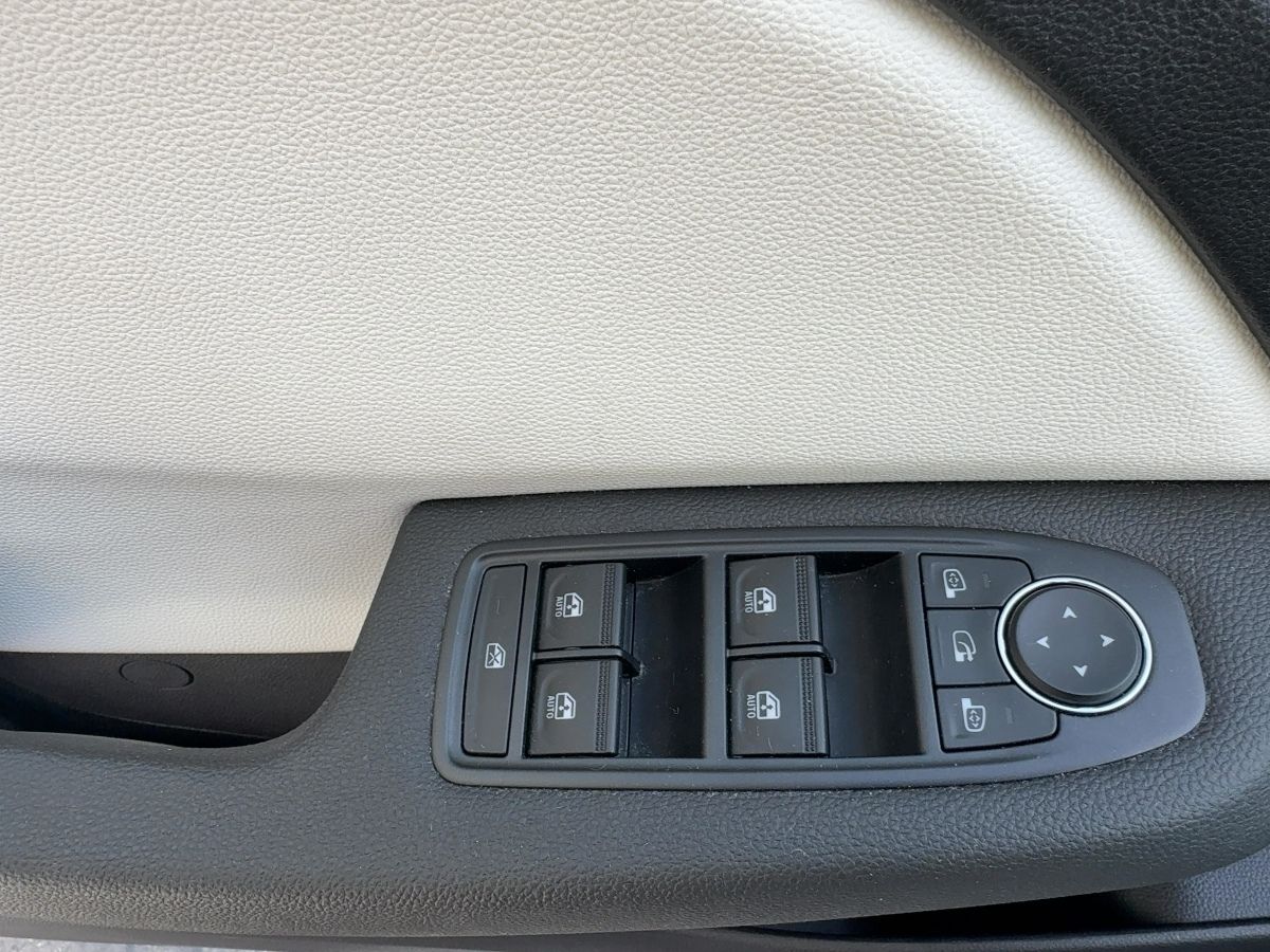 Fahrzeugabbildung Renault Clio TECHNO TCE 140 KAMERA SZH NAVI