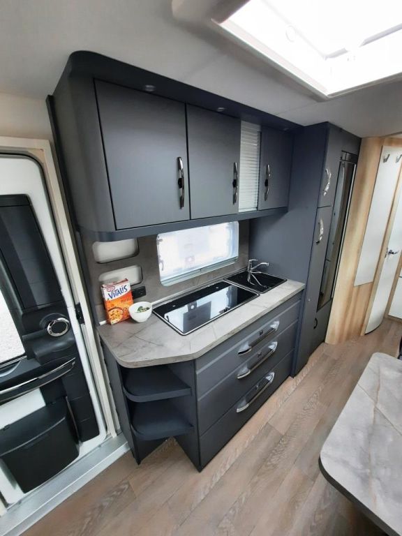 Fahrzeugabbildung Hobby De Luxe 545 KMF Verfüg./Auflastung 2.000 Kg