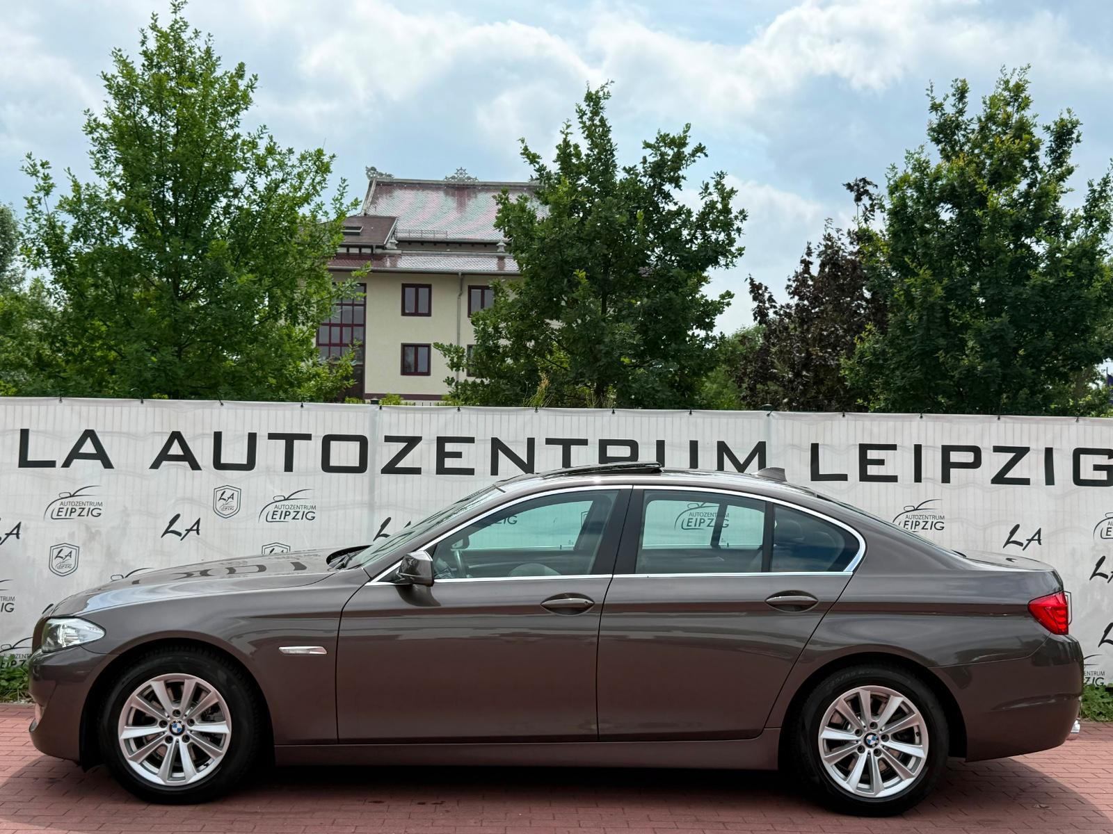BMW 520i Limousine 1HA*SCHIEBDACH*KAMERA*WENIGKM*TÜV